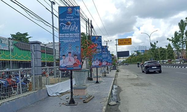Berdiri di Atas Trotoar, Satpol PP Pekanbaru Diduga Gunakan Jasa Reklame Ilegal