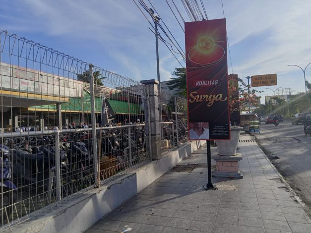 Tiang Reklame Kembali Berdiri di Atas Trotoar, Satpol PP Pekanbaru Harus Dievaluasi