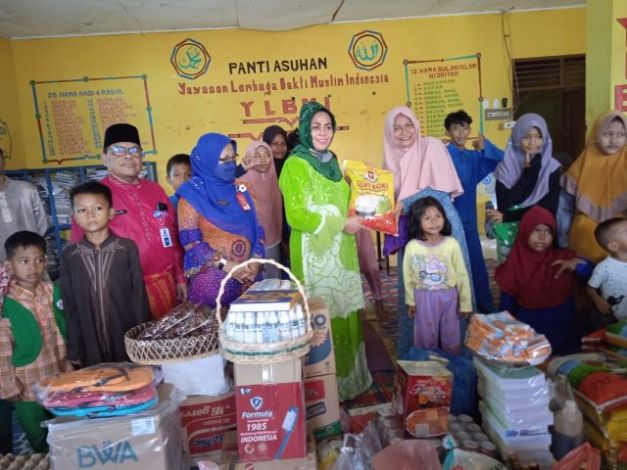 Momen HUT Riau dan HUT RI, Hj Misnarni Berbagi Kebahagiaan di Panti Asuhan