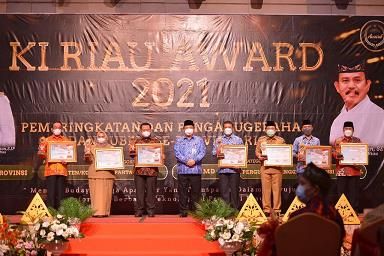 Pemko Pekanbaru Dapat Penghargaan Menuju Informatif dari KI Riau