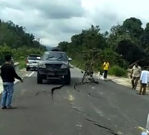 Jalan Batu Bersurat Amblas Sepanjang 50 Meter, PUPR Riau Turunkan Tim
