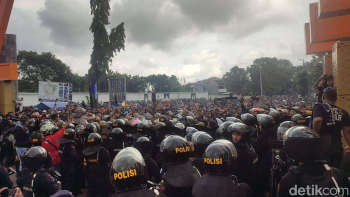 Bentrok Suporter PSIS Semarang, Polisi Tembakkan Gas Air Mata