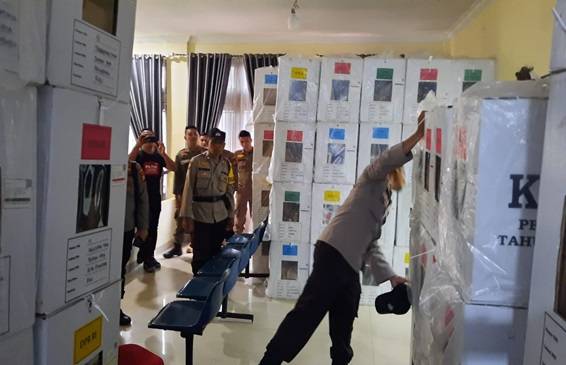 Jaga Logistik Pemilu, Personel Gabungan Disiagakan di Kantor Camat Tenayan Raya