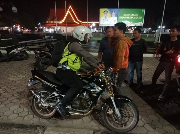 Balap Liar di Depan Kediaman Gubernur Riau, Dua Sepeda Motor Diamankan Polisi