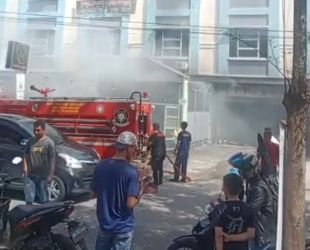 Kafe di Jalan Melati Panam Pekanbaru Terbakar