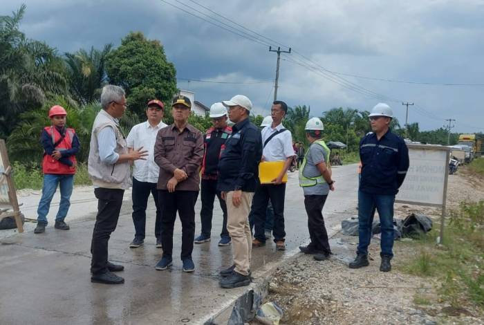 Tinjau Pekerjaan Jalan Mahato-Simpang Manggala, Gubri: Tegur Kendaraan ODOL