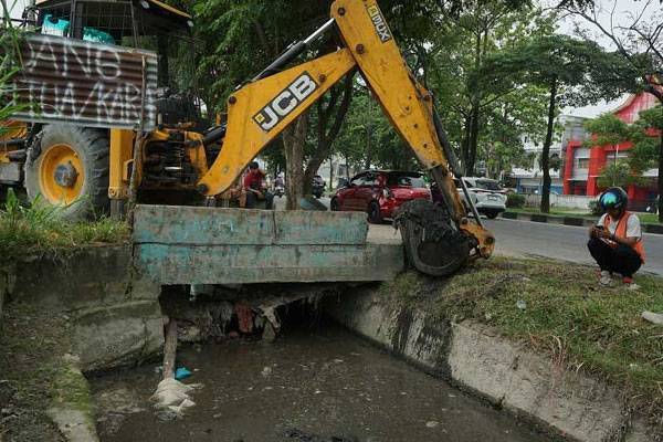 Antisipasi Banjir Meluap Dinas Pupr Kota Pekanbaru Lakukan Pengerukan