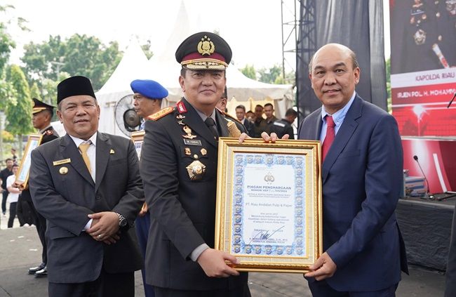 Kapolda Riau, Irjen Pol Mohammad Iqbal menyerahkan penghargaan kepada Direktur PT RAPP, Mulia Nauli