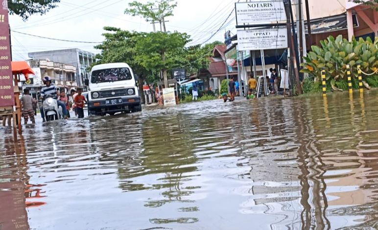 Jalan Cipta Karya Rusak dan Banjir, Pemko Pekanbaru Bantu Pembangunan Drainase