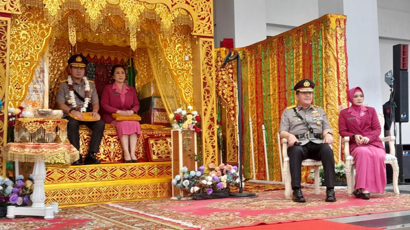 Tiba di Pekanbaru, Kapolda Riau Irjen Herry Heryawan Jalani Prosesi Adat Melayu