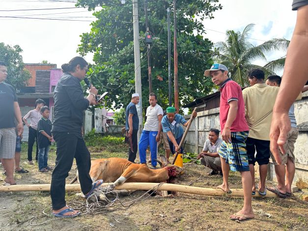 Warga Perumahan Gesya Residence menyembelih hewan kurban