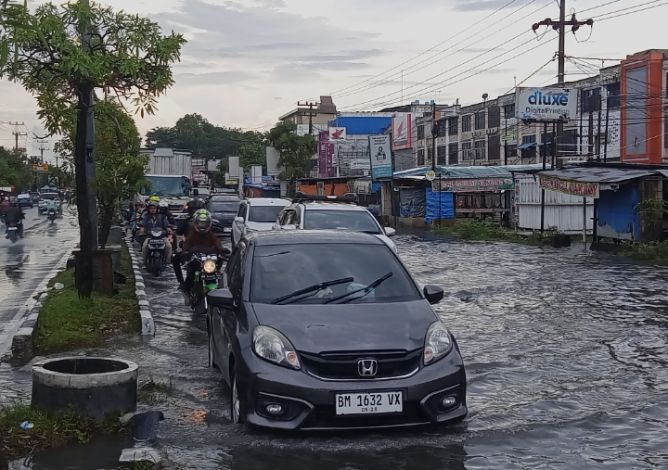 Diguyur Hujan Deras 1 Jam, Jalan Soebrantas Banjir dan Macet Panjang