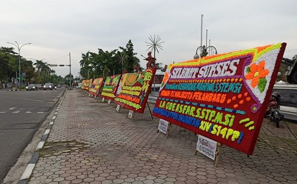 Jelang Pelantikan Pj Walikota Pekanbaru, Papan Bunga Pejabat Berjejer di Depan Gedung Daerah