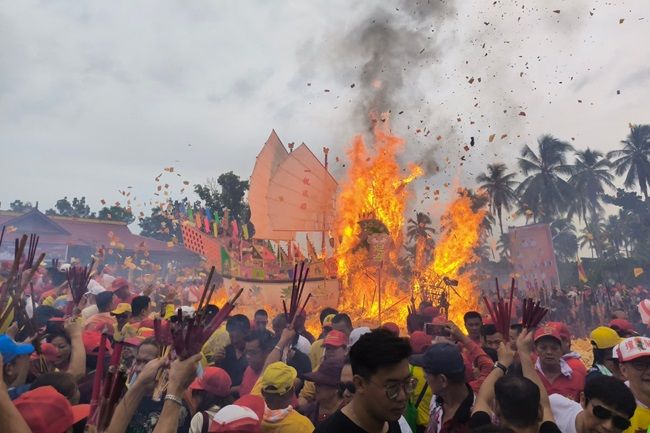 Festival Bakar Tongkang Sedot 50 Ribu Wisatawan