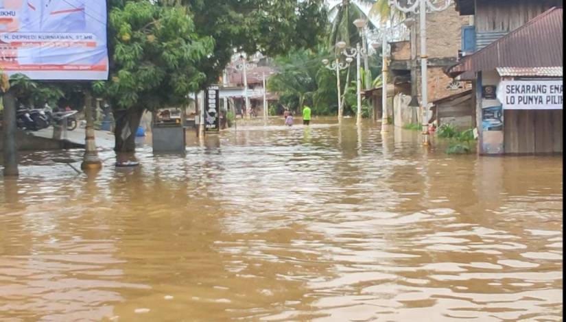 Banjir Landa Ibukota Rohul, Air Sungai Telah Rendam Ratusan Rumah dan Jalan Lintas Utama
