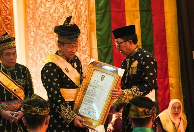 Ketua dan Wakil Ketua DPRD Riau Hadiri Penganugerahan Gelar Adat untuk Kajati Riau