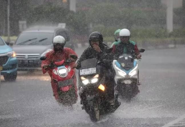 Warga Riau, Waspadai Hujan Lebat Disertai Petir dan Angin Kencang di Akhir Pekan
