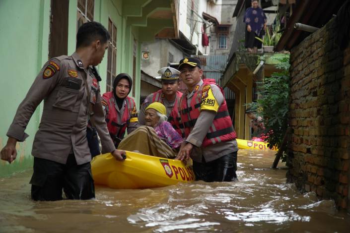 Berlangsung Dramatis, Kapolres Rohul Evakuasi Lansia Terjebak di Derasnya Arus Banjir