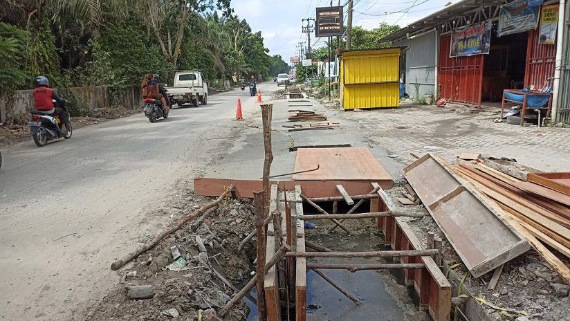 Sedang Dikerjakan, Ini Progres Pembangunan Drainase Jalan Bangau Sakti