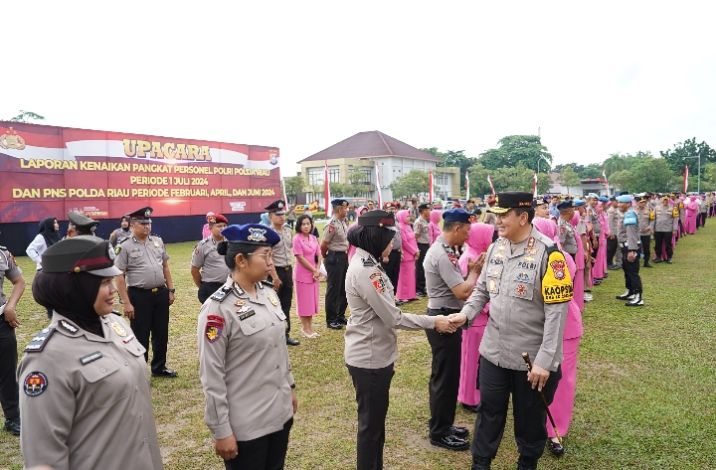 548 Polisi dan PNS di Polda Riau Naik Pangkat