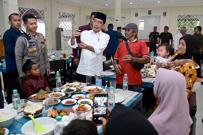 Senangnya Jafrel Diajak Makan Siang Jokowi Usai Jumatan di Kampar